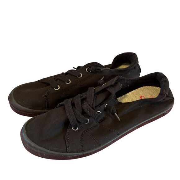 Classic Black Lace Up Sneakers in Ladies 8 or 10. - Picture 2 of 5